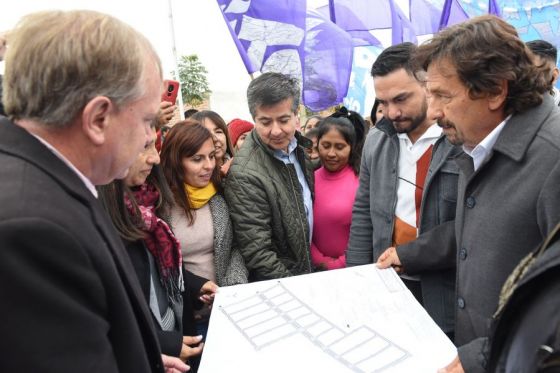 Se ejecutarán en barrio Nueva Esperanza 2 del municipio. Abarcan conexiones domiciliarias e intradomiciliarias de agua y electricidad; cloacas, cordón cuneta, badenes, desagües, enripiado y pozo de agua