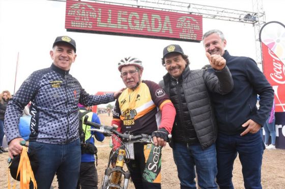 El gobernador compartió con miles de familias una jornada a plena fiesta en el Parque Bicentenario, donde se realizó la 8° edición del Desafío de las Nubes y además pudieron disfrutar de las dos nuevas atracciones: el Carrusel y el tren solar