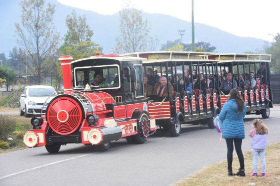 El gobernador compartió con miles de familias una jornada a plena fiesta en el Parque Bicentenario, donde se realizó la 8° edición del Desafío de las Nubes y además pudieron disfrutar de las dos nuevas atracciones: el Carrusel y el tren solar