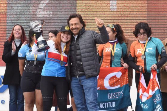 El gobernador compartió con miles de familias una jornada a plena fiesta en el Parque Bicentenario, donde se realizó la 8° edición del Desafío de las Nubes y además pudieron disfrutar de las dos nuevas atracciones: el Carrusel y el tren solar