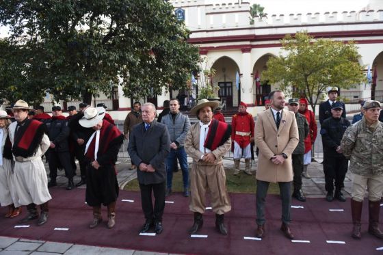 En plaza Belgrano, el Gobernador presidió el acto que dio inicio a los homenajes en honor al héroe gaucho nacional, evocando el episodio en el que fue herido de muerte