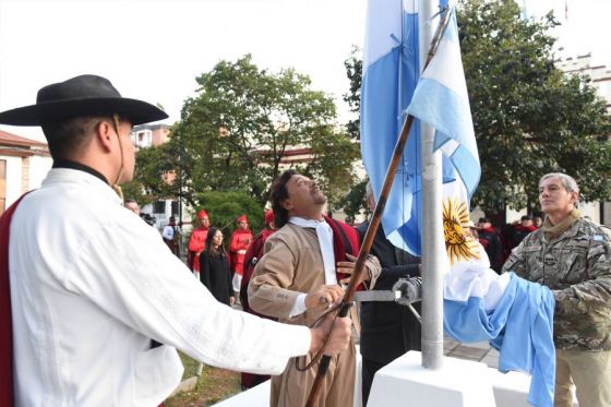 En plaza Belgrano, el Gobernador presidió el acto que dio inicio a los homenajes en honor al héroe gaucho nacional, evocando el episodio en el que fue herido de muerte