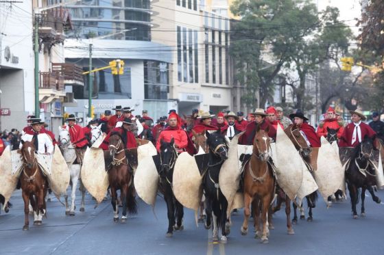 En plaza Belgrano, el Gobernador presidió el acto que dio inicio a los homenajes en honor al héroe gaucho nacional, evocando el episodio en el que fue herido de muerte