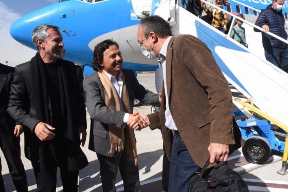 Con el marco de la Banda de Música  de los Infernales, el gobernador Gustavo Sáenz encabezó una comitiva provincial que recibió en el aeropuerto Martín Miguel de Güemes a más de 132 pasajeros que arribaron a la provincia desde San Pablo, Brasil