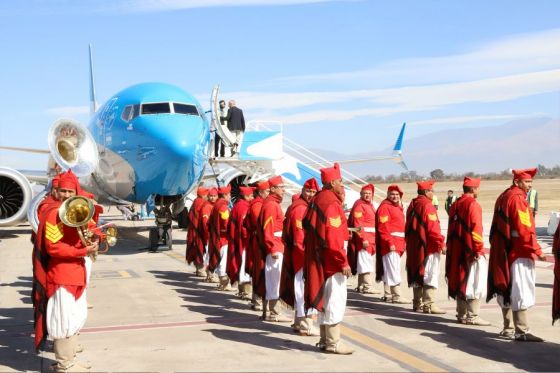 Con el marco de la Banda de Música  de los Infernales, el gobernador Gustavo Sáenz encabezó una comitiva provincial que recibió en el aeropuerto Martín Miguel de Güemes a más de 132 pasajeros que arribaron a la provincia desde San Pablo, Brasil