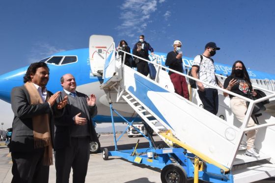 Con el marco de la Banda de Música  de los Infernales, el gobernador Gustavo Sáenz encabezó una comitiva provincial que recibió en el aeropuerto Martín Miguel de Güemes a más de 132 pasajeros que arribaron a la provincia desde San Pablo, Brasil