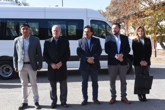 El gobernador Gustavo Sáenz concretó esta mañana la entrega de un vehículo para las comunidades residentes en la Puna, que recibió el intendente de San Antonio de los Cobres, Alberto Carral.