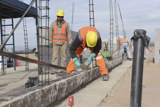 El mandatario verificó las obras que se desarrollan en el predio, que presentan un avance del 15% y emplean casi un centenar de personas