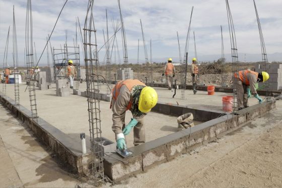 El mandatario verificó las obras que se desarrollan en el predio, que presentan un avance del 15% y emplean casi un centenar de personas