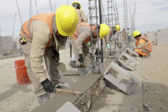 El mandatario verificó las obras que se desarrollan en el predio, que presentan un avance del 15% y emplean casi un centenar de personas