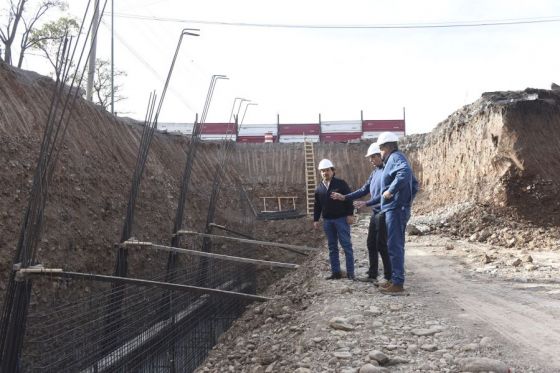 In situ, el Gobernador verificó el avance de la nueva autopista, que ya tiene marcado el trazado entre avenida Bolivia y la RP 28, sobre los campos del Ejército.