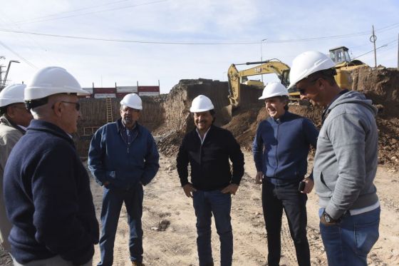 In situ, el Gobernador verificó el avance de la nueva autopista, que ya tiene marcado el trazado entre avenida Bolivia y la RP 28, sobre los campos del Ejército.