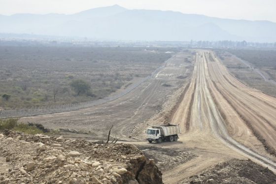 In situ, el Gobernador verificó el avance de la nueva autopista, que ya tiene marcado el trazado entre avenida Bolivia y la RP 28, sobre los campos del Ejército.