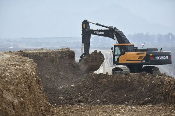 In situ, el Gobernador verificó el avance de la nueva autopista, que ya tiene marcado el trazado entre avenida Bolivia y la RP 28, sobre los campos del Ejército.