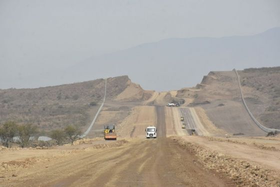 In situ, el Gobernador verificó el avance de la nueva autopista, que ya tiene marcado el trazado entre avenida Bolivia y la RP 28, sobre los campos del Ejército.