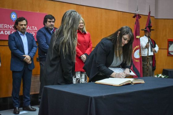 El gobernador Gustavo Sáenz tomó juramento a la nueva secretaria de Minería y Energía de la Provincia, Romina Sassarini