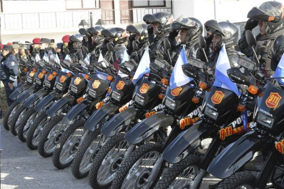 El gobernador Gustavo Sáenz encabezó un acto en la Plaza de Armas de la jefatura de la Policía, donde entregó 13 nuevas motocicletas a la fuerza