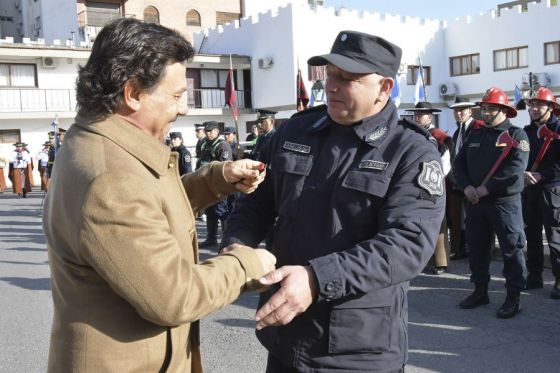 El gobernador Gustavo Sáenz encabezó un acto en la Plaza de Armas de la jefatura de la Policía, donde entregó 13 nuevas motocicletas a la fuerza