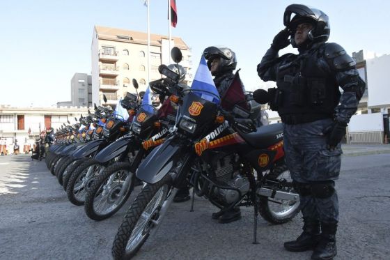 El gobernador Gustavo Sáenz encabezó un acto en la Plaza de Armas de la jefatura de la Policía, donde entregó 13 nuevas motocicletas a la fuerza