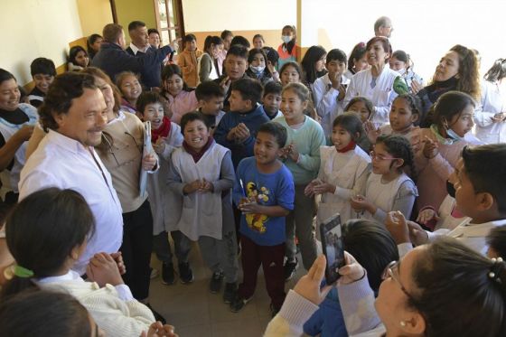 En Cobos, el gobernador Gustavo Sáenz habilitó el adoquinado de la avenida J. Cornejo, vía de acceso a la localidad perteneciente al municipio de Campo Santo.