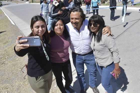 En Cobos, el gobernador Gustavo Sáenz habilitó el adoquinado de la avenida J. Cornejo, vía de acceso a la localidad perteneciente al municipio de Campo Santo.