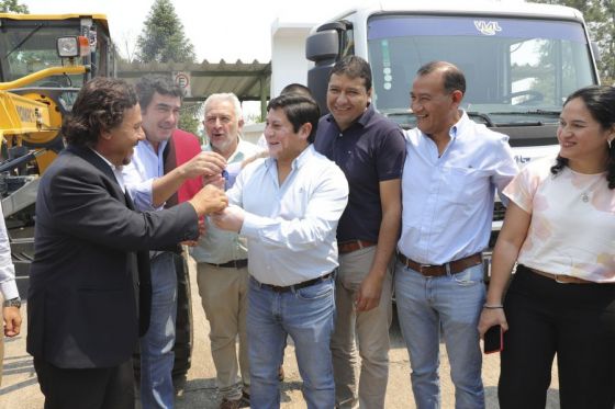 El gobernador Gustavo Sáenz entregó al Consorcio de Pavimentación del Norte, una motoniveladora más un camión volquete para el mantenimiento y mejoramiento de los caminos vecinales, comunales y productivos