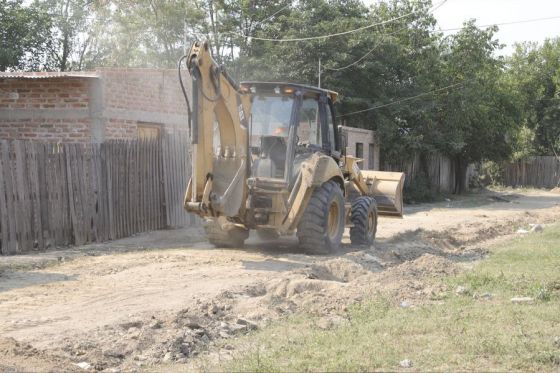 El gobernador Gustavo Sáenz entregó al Consorcio de Pavimentación del Norte, una motoniveladora más un camión volquete para el mantenimiento y mejoramiento de los caminos vecinales, comunales y productivos