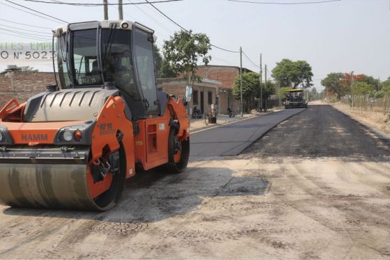 El gobernador Gustavo Sáenz entregó al Consorcio de Pavimentación del Norte, una motoniveladora más un camión volquete para el mantenimiento y mejoramiento de los caminos vecinales, comunales y productivos