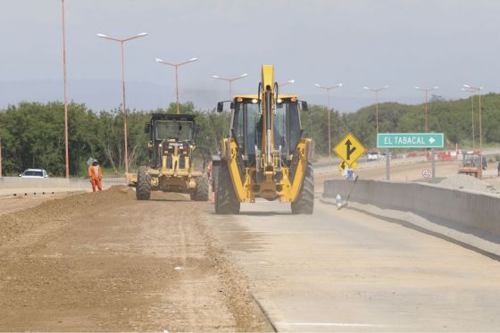 El Gobernador inspeccionó el tramo final de los 23 kilómetros en que se realiza la reconstrucción de calzada de la autopista sobre la ruta nacional 50