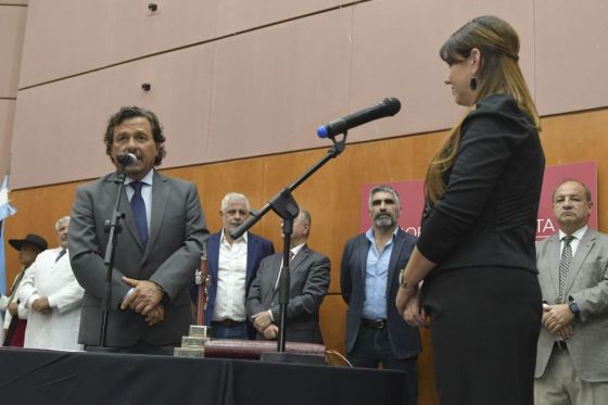 También entregó los decretos de designación a Subsecretarios de Estado y al Presidente de Aguas de Salta.