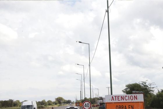 El gobernador Gustavo Sáenz inauguró en Joaquín V. González el alumbrado público en el cruce de la ruta provincial 30 y la nacional 16, además de un nuevo pozo de agua en la localidad de Coronel Olleros