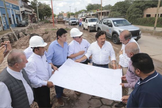 El gobernador Gustavo Sáenz inauguró en Joaquín V. González el alumbrado público en el cruce de la ruta provincial 30 y la nacional 16, además de un nuevo pozo de agua en la localidad de Coronel Olleros