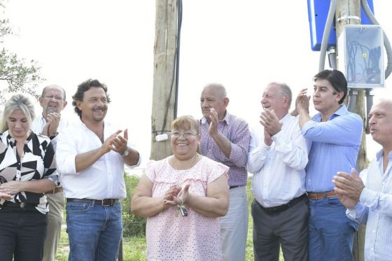 El gobernador Gustavo Sáenz inauguró en Joaquín V. González el alumbrado público en el cruce de la ruta provincial 30 y la nacional 16, además de un nuevo pozo de agua en la localidad de Coronel Olleros