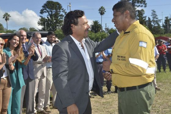 Son ocho camionetas, cuatro camiones, dos cuatriciclos, dos minibuses, herramientas y uniformes para Bomberos de la Policía de Salta, Defensa Civil y Ambiente