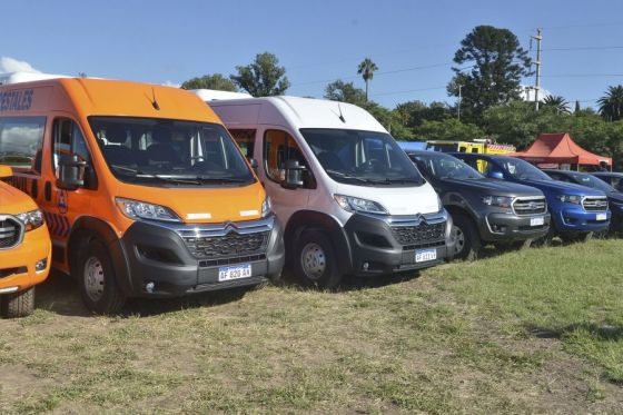 Son ocho camionetas, cuatro camiones, dos cuatriciclos, dos minibuses, herramientas y uniformes para Bomberos de la Policía de Salta, Defensa Civil y Ambiente