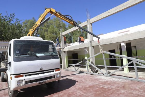 En la escuela N° 4427 de la localidad se construye un tinglado para usos múltiples con una inversión de casi $45 millones. También está en edificación una nueva sede de UPATeco que funcionará dentro del predio del Polo Educativo Universitario