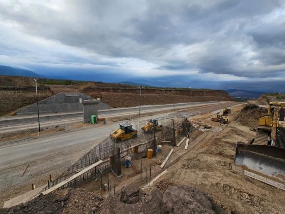 Los trabajos presentan un avance de más del 70%. Actualmente se trabaja en los dos puentes, en la iluminación a lo largo de toda la traza y en la colocación de la capa asfáltica