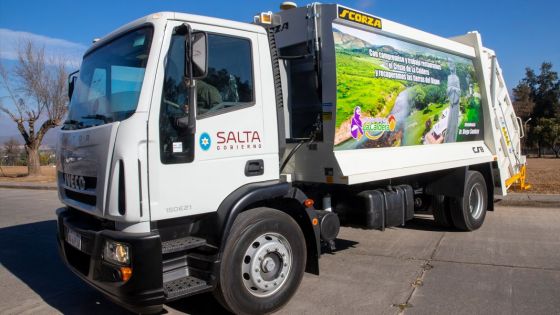 El gobernador Gustavo Sáenz entregó a La Caldera un nuevo camión recolector y compactador de residuos, sumando ya 16 las nuevas unidades distribuidas con criterio federal a diferentes municipios salteños.