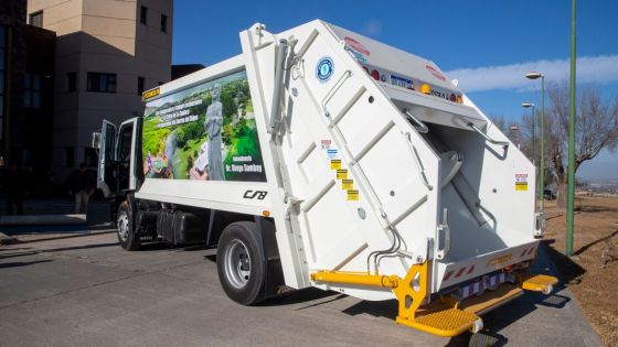 El gobernador Gustavo Sáenz entregó a La Caldera un nuevo camión recolector y compactador de residuos, sumando ya 16 las nuevas unidades distribuidas con criterio federal a diferentes municipios salteños.