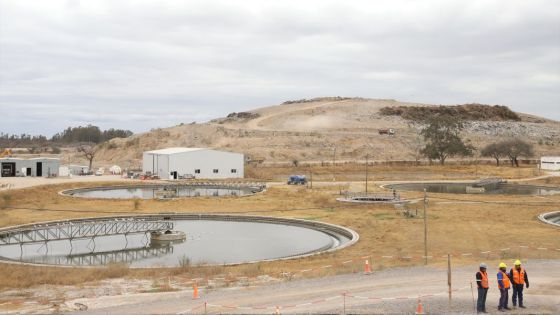 El gobernador Gustavo Sáenz entregó a La Caldera un nuevo camión recolector y compactador de residuos, sumando ya 16 las nuevas unidades distribuidas con criterio federal a diferentes municipios salteños.