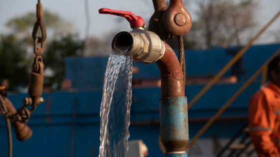 En Mosconi, Gustavo Sáenz inspeccionó los trabajos de perforación del primer pozo de agua de esa ciudad en el predio del Parque Industrial que beneficiará a más de 1.500 vecinos