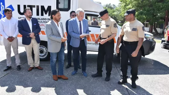 El Gobernador entregó las llaves de una ambulancia de mediana complejidad, una camioneta 4x4 y un patrullero