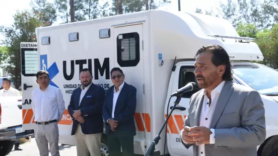 El Gobernador entregó las llaves de una ambulancia de mediana complejidad, una camioneta 4x4 y un patrullero