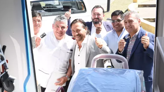 El Gobernador entregó las llaves de una ambulancia de mediana complejidad, una camioneta 4x4 y un patrullero