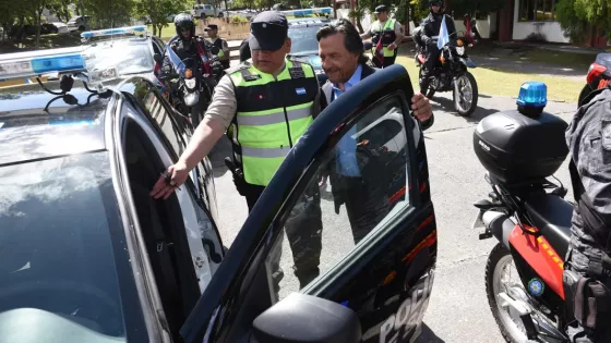 El Gobernador entregó 5 autos, 10 motocicletas y 1 minibús adquiridos con fondos provinciales