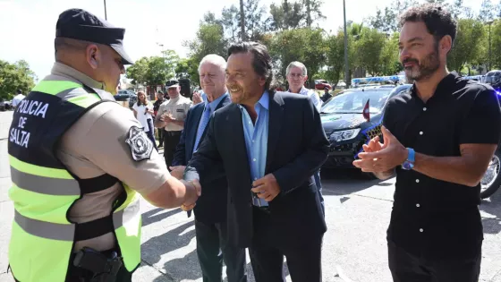 El Gobernador entregó 5 autos, 10 motocicletas y 1 minibús adquiridos con fondos provinciales