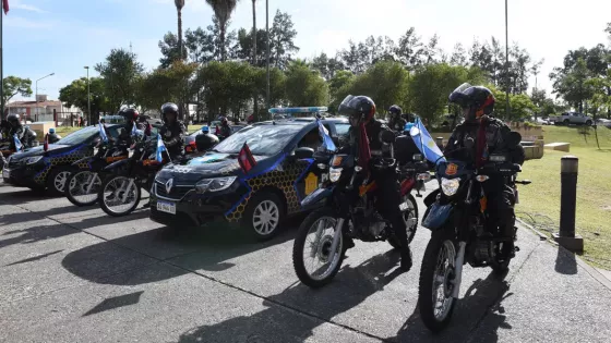 El Gobernador entregó 5 autos, 10 motocicletas y 1 minibús adquiridos con fondos provinciales