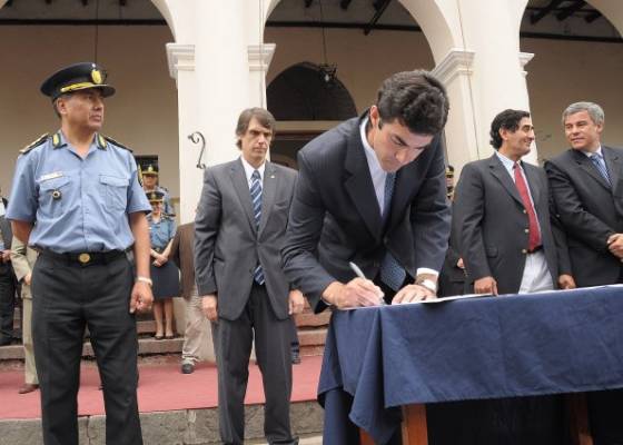 El Gobernador en el Acto de Ascenso de Policias de Salta 4