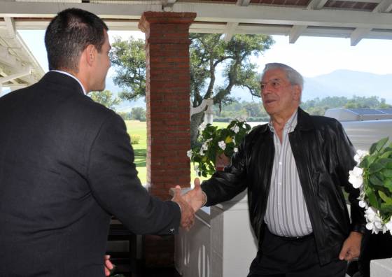 El Gobernador recibe a Vargas Llosa