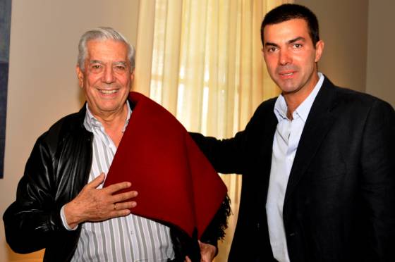 El gobernador con Vargas Llosa